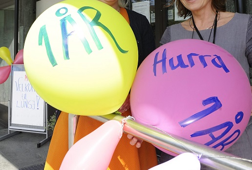 Foto av to ballonger med påskrift 1 år av Marius S Anfinsen Foto av to ballonger med påskrift 1 år av Marius S Anfinsen